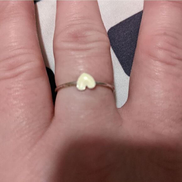 Size 8 silver tone heart fashion ring - Picture 7 of 8